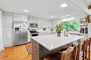 Jääkaappi, mikroaaltouuni, uuni, liesi