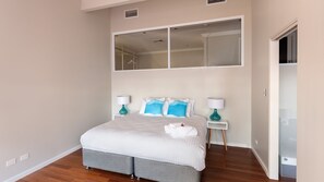 3 Schlafzimmer, Schreibtisch, Bügeleisen/Bügelbrett, Reisekinderbett