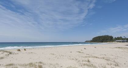 Ocean views, 3 min walk to Bannisters & Mollymook beach. Private, expansive deck