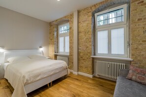 Individually decorated, individually furnished, desk, iron/ironing board - Apartment Adler-Nest Berlin by Kurfürstendamm (Berlin)