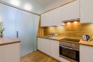 Fridge, oven, stovetop, dishwasher