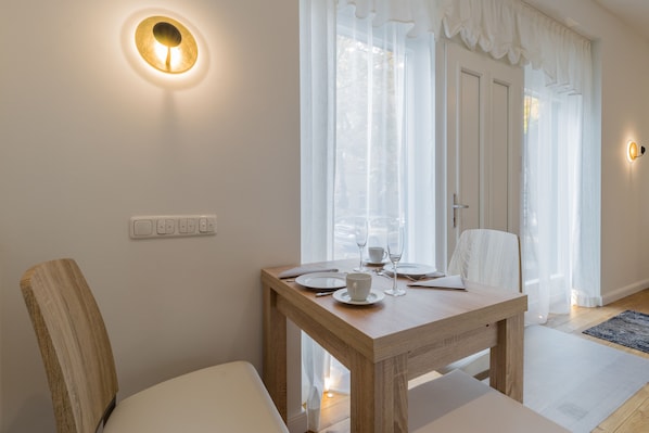 In-room dining - Apartment Adler-Nest Berlin by Kurfürstendamm (Berlin)