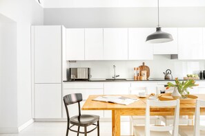 Appartement Premium, 1 grand lit et 1 canapé-lit, non-fumeurs, vue ville | Cuisine privée | Grand réfrigérateur, micro-ondes, four, plaque de cuisson