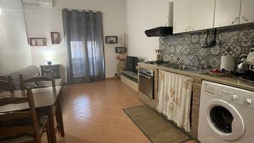Appartamento Comfort, vista città | Area soggiorno | TV a schermo piatto 22 pollici con canali digitali, TV