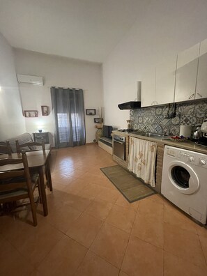 Comfort Apartment, City View | Living area | 22-inch flat-screen TV with digital channels, TV, first-run movies - Hola Cathedral House (Palermo)