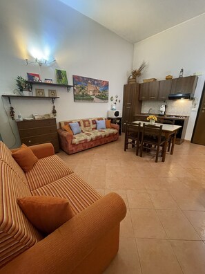 Comfort Apartment, City View | Living area | 22-inch flat-screen TV with digital channels, TV, first-run movies - Hola Cathedral House (Palermo)