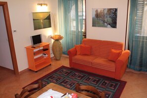 Comfort Apartment, City View | Living area | 22-inch flat-screen TV with digital channels, TV, first-run movies - Hola Cathedral House (Palermo)