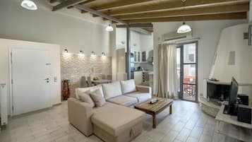 Loft (2) | Woonruimte | Een 50-inch flatscreentelevisie met digitale zenders en televisie