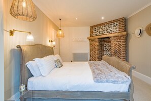 4 Schlafzimmer, Schreibtisch, Bügeleisen/Bügelbrett, WLAN