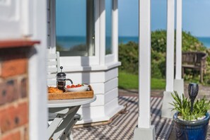 Een terras met een ontbijtset, met uitzicht op een prachtig landschap.