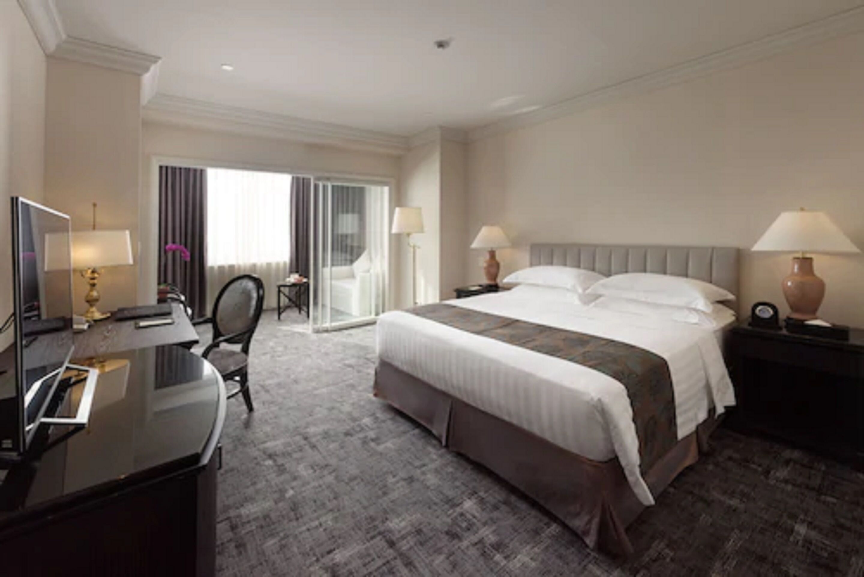 Cubrecamas, caja de seguridad en la habitación y escritorio 