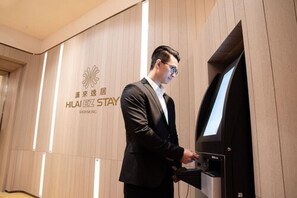 Kios daftar masuk/daftar keluar