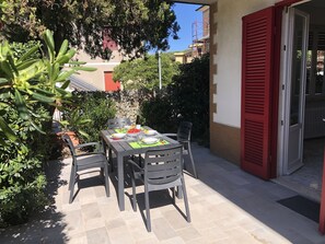 Outdoor dining - 250 meters from the sea, air conditioning and garden, pets welcome (Cecina)
