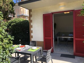 Outdoor dining - 250 meters from the sea, air conditioning and garden, pets welcome (Cecina)
