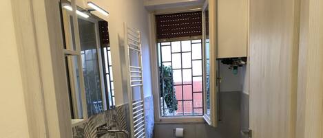 Regadera, secadora de cabello, bidet, toallas