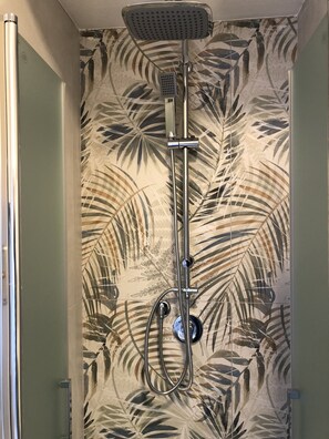 Shower, hair dryer, bidet, towels - 250 meters from the sea, air conditioning and garden, pets welcome (Cecina)
