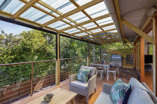 Spacious Noosa beachhouse - where the forest meets the sea - great for families!