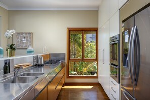 Frigorífico, microondas, horno y placa de cocina