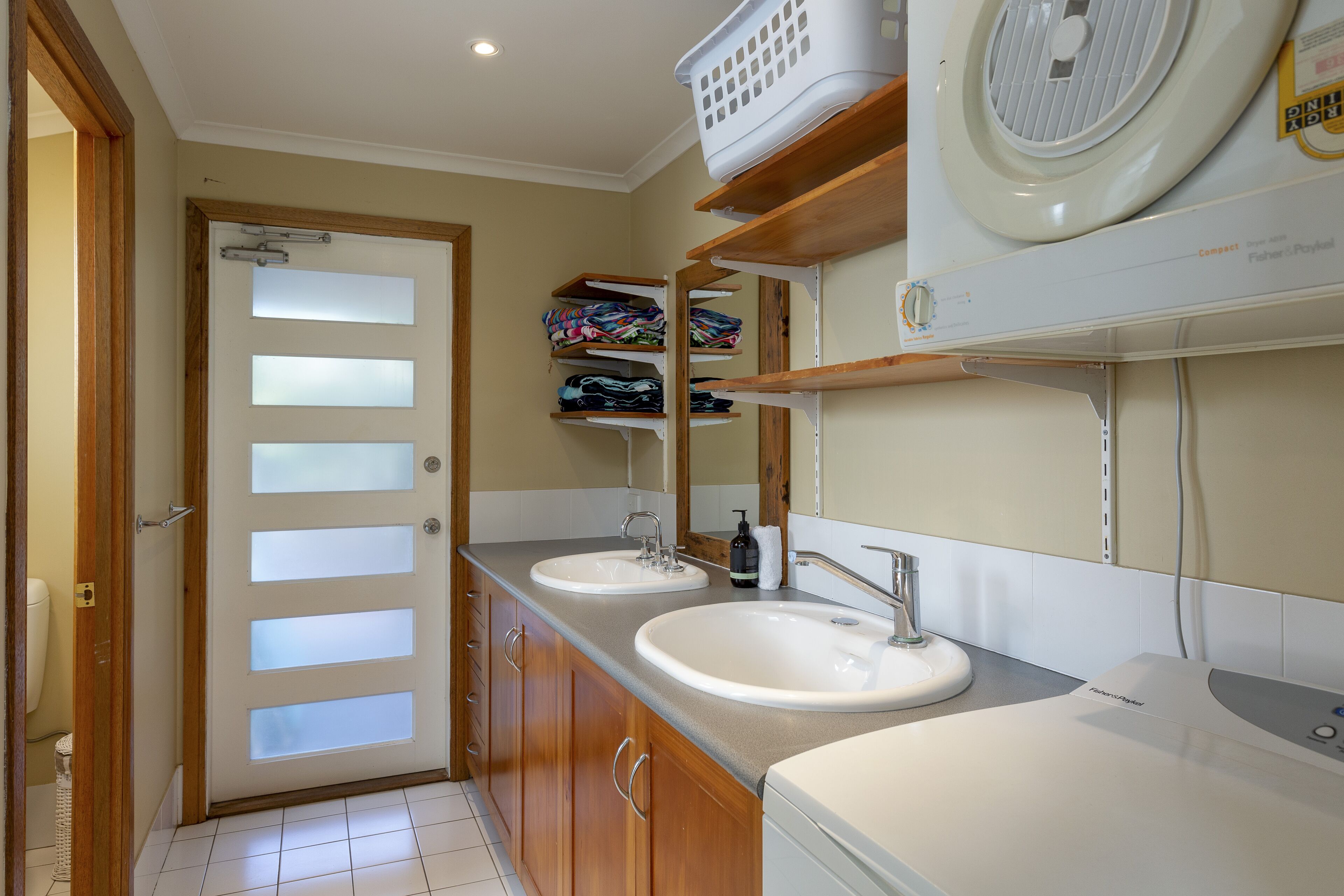 Spacious Noosa beachhouse - where the forest meets the sea - great for families! — image 22
