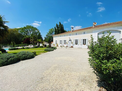 Beautiful 8 bedroom Charentaise farmhouse in peaceful rural location