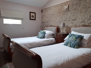 8 habitaciones, tabla de planchar con plancha y cuna de viaje