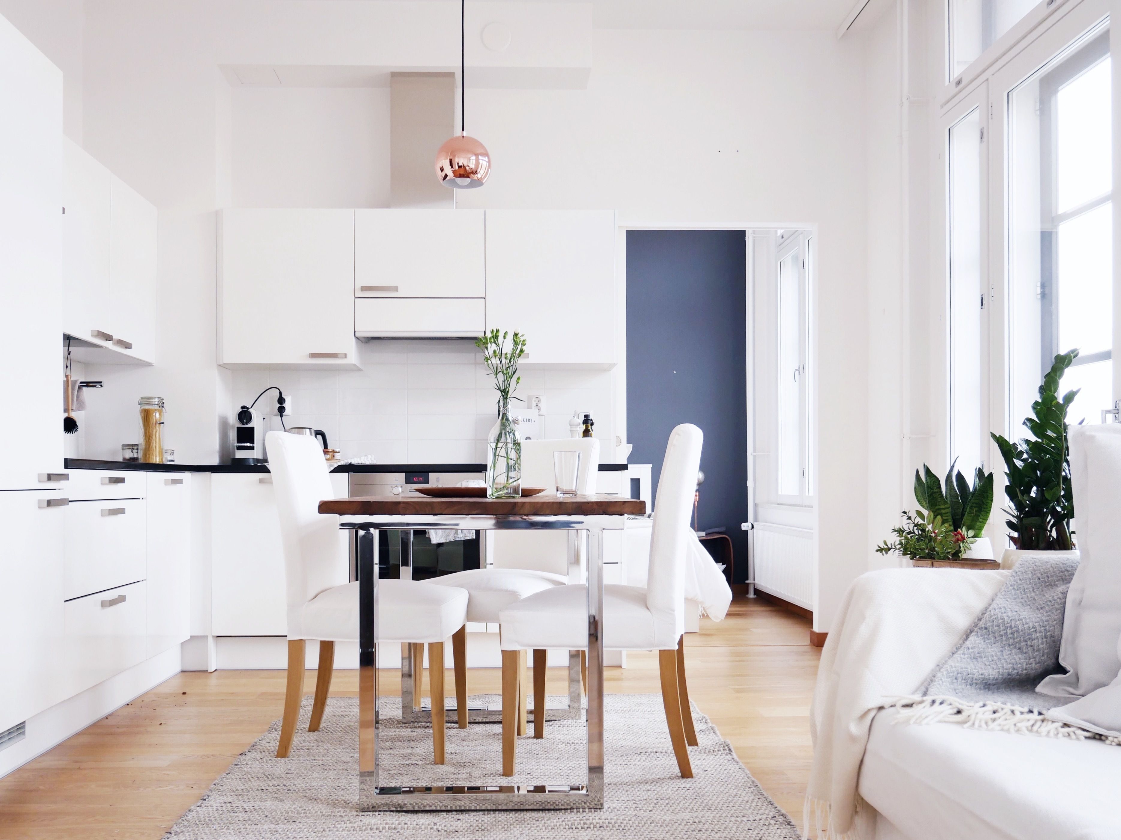 Full-sized fridge, microwave, oven, stovetop