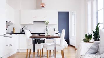 Full-sized fridge, microwave, oven, stovetop