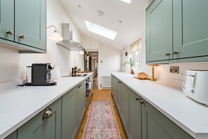 Réfrigérateur, four à micro-ondes, un four, surface de cuisson