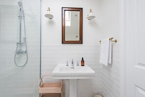 Combined shower/tub, hair dryer - Coastal retreat on the beach in Kingsdown, near Deal (Deal)