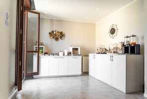 Petit déjeuner buffet (15 EUR par personne)