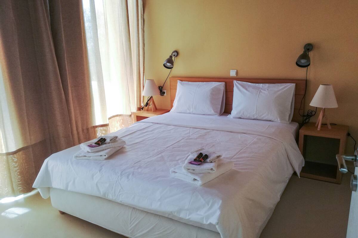 3 bedrooms, desk, iron/ironing board, WiFi (free)