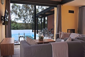 Villa Grand, vistas a la piscina | Zona de estar | Una televisión LCD
