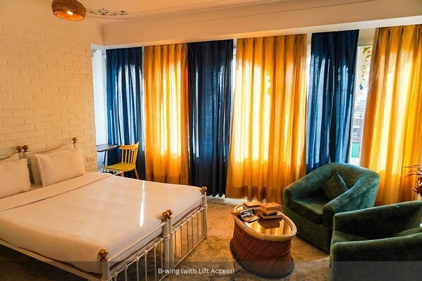 Superior Private room AC- B wing | In-room safe, WiFi (free), bed sheets - Moustache Udaipur - Hostel (Udaipur)