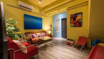 Muebles diferentes y espacio para trabajar con laptop