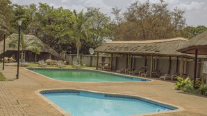 Outdoor pool, pool umbrellas, sun loungers - Mukuba Hotel (Ndola)