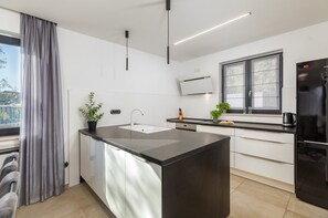 Een koelkast, een microgolfoven, een oven, een kookplaat