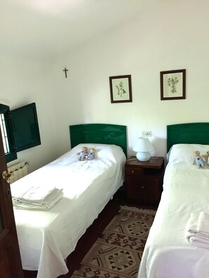 2 quartos, ferros/tábuas de passar roupa, berço de viagem