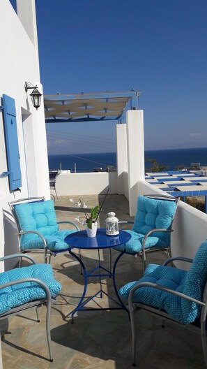Terrace/patio - Beautiful apartment overlooking the sea (Piso Livadi)