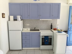 Kühlschrank, Ofen, Herdplatte, Wasserkocher mit Kaffee-/Teezubehör