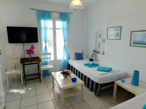1 bedroom, iron/ironing board, WiFi, bed sheets - Beautiful apartment overlooking the sea (Piso Livadi)