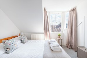 2 chambres, fer et planche à repasser, Wi-Fi, draps fournis