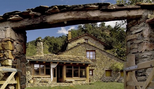 Viehättävä maalaismainen talo keskellä metsää, takka, ihanteellinen lemmikkieläimille