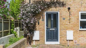 A brick building with a black door, a white mailbox, and a number plaque. - Modern holiday home in Walmer, Deal with parking (Deal)