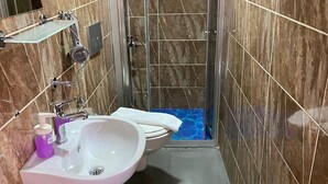 Ducha, artículos de tocador gratuitos, secador de pelo, pantuflas