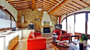 Smart TV, chimenea y tenis de mesa