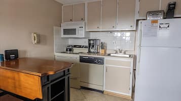 Kylskåp, mikrovågsugn, ugn och spishäll