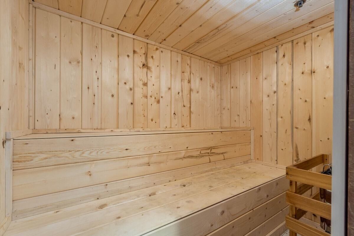 Ein Holzzaunaraum mit Bänken und einer Holzbänkl an der Unterseite.