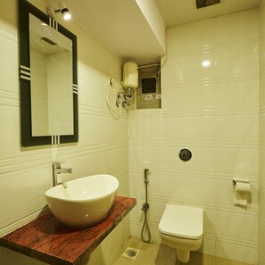 Deluxe tweepersoonskamer, 1 tweepersoonsbed | Badkamer | Een douche, handdoeken