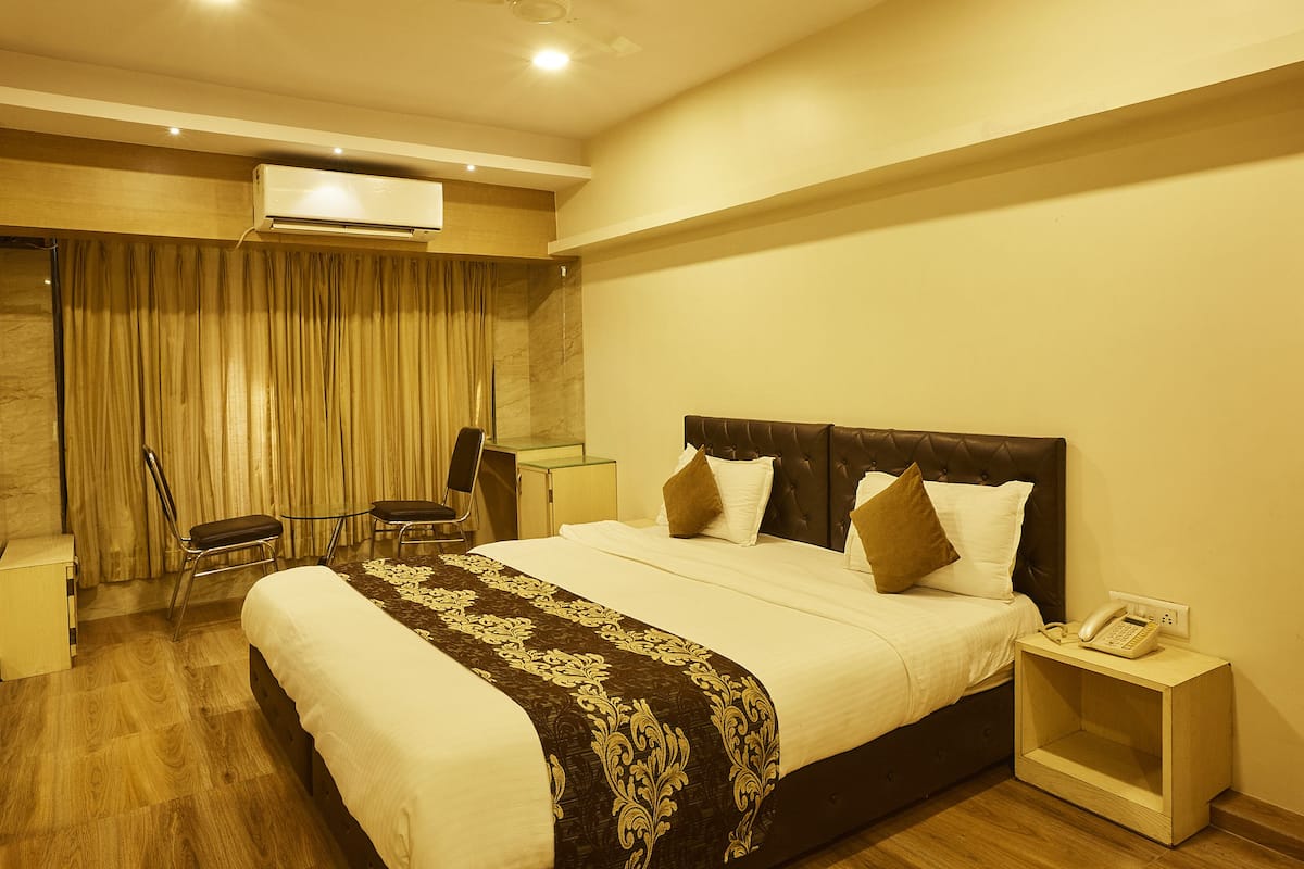 Deluxe Double Room | 1 bedroom, in-room safe, blackout drapes, soundproofing