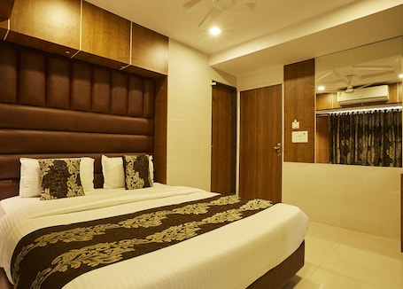 Caja de seguridad en la habitación y cortinas blackout